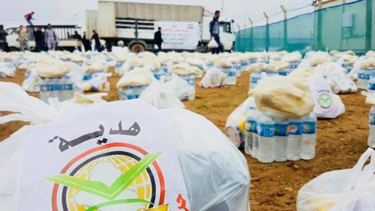 بالصوراا  توزيع السَّلات الغذائية على العوائل النازحة في مخيم حمام العليل