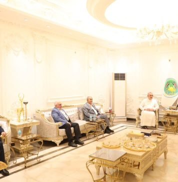 وفد من حركة العدل والإحسان يزور رئيس ديوان الوقف السني مهنئاً بعودته من الحج